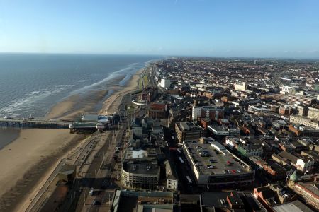 Pohled z věže na přímořské letovisko Blackpool.